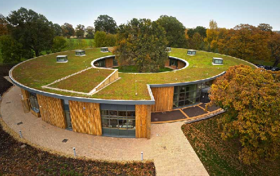 La arquitectura sostenible permite reducir el consumo de aire acondicionado de los edificios gracias a un mejor aprovechamiento de los recursos naturales. Crédito: Wikipedia