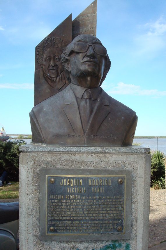 Busto del compositor español Joaquín Rodrigo, con su mujer, la pianista Victoria Kamhi en el fondo. Situado en el parque de España de la ciudad de Rosario, Santa Fe, Argentina.