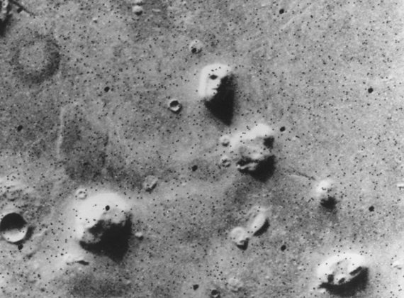 BBVA-OpenMind-Borja Tosar-Esperanzas y pistas falsas búsqueda de vida extraterre-Indicios vida-2-"La cara de Marte", una sorprendente imagen tomada durante las misiones 'Viking' al planeta rojo. Crédito: Viking 1/NASA