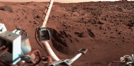 BBVA-OpenMind-Borja Tosar-Esperanzas y pistas falsas búsqueda de vida extraterre-Indicios vida-3-El brazo del 'Viking 1 Lander' tomó muestras para realizar experimentos biológicos en Marte. Crédito: Roel van der Hoorn/NASA