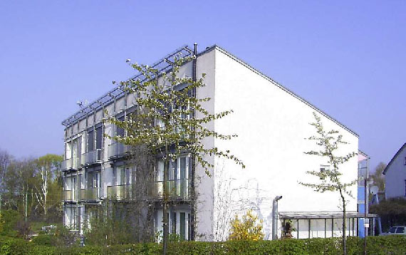 Construcción basada en el concepto de Passivhaus (estándar para la construcción de viviendas de los profesores Bo Adamson y Wolfgang Feist), en Darmstadt (Alemania). Imagen: Wikipedia