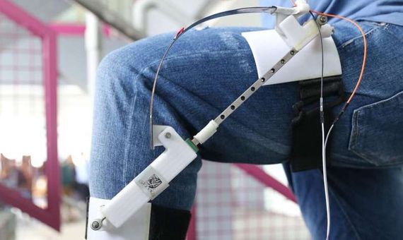 At the Chinese University of Hong Kong they have designed a device that takes advantage of the movement of the legs when walking to generate energy with which to charge the mobile phone or a GPS. Crédito: Credit: The Chinese University of Hong Kong