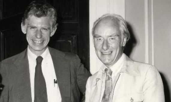 BBVA-OpenMind-Animales transgenicos 1-Frank H. Ruddle (izquierda), artífice de los primeros ratones genéticamente modificados, posa junto a Francis Crick en 1978. Imagen: University of Glasgow