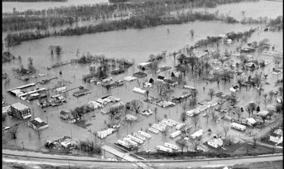 BBVA-OpenMind-Materia-desastres ambientales mas productivos 4 -El desbordamiento del río Meramec en 1982 provocó la mayor exposición de una población civil a dioxinas de la historia de EEUU. Imagen: EPA/NWS