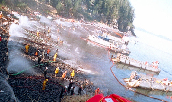 BBVA-OpenMind-Materia-desastres ambientales mas productivos 5 El vertido de 42 millones de litros de crudo que derramó el buque Exxon Valdez en las costas de Alaska impulsó la Oil Pollution Act, para evitar este tipo de sucesos y mejorar la respuesta. Imagen: Wikimedia