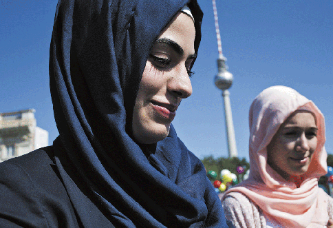 BBVA-OpenMind-Europa-Bichara Khader-Los musulmanes en europa-Dos jóvenes musulmanas en Berlín.