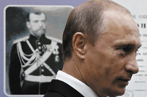 BBVA-OpenMind-Europa-Rusia y Europa-Orlando Figes-Vladímir Putin ante una imagen del zar Nicolás II.