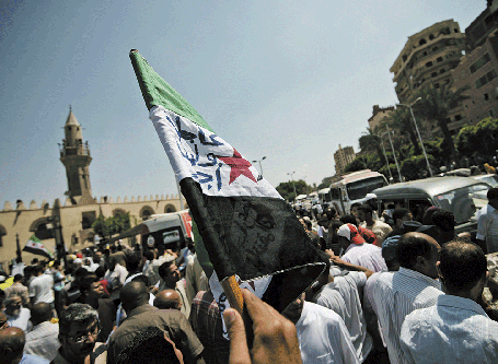 BBVA-OpenMind-Europa-Libro 2016-La politica exterior europea-Javier SOlana-Un grupo de egipcios en El Cairo muestra su apoyo a la Revolución siria.