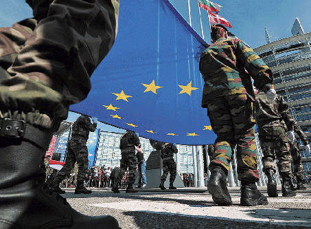 BBVA-OpenMind-Europa-Libro 2016-La politica exterior europea-Javier SOlana-Miembros del servicio del Eurocuerpo sostienen la bandera europea frente al Parlamento.