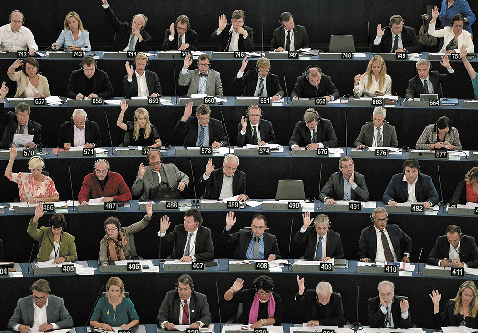 BBVA-OpenMind-Europa-Impact of european integration and national democracies-Members of the European Parliament voting during a session on September 2015.