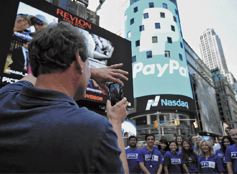 BBVA-OpenMind-Europa-Gonzalez-NY. Un grupo de empleados de PayPal frente a la sede de Nasdaq en Nueva York.