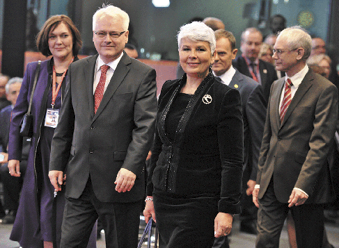 BBVA-OpenMind-La sociedad civil y la ampliacion de la EU-Nieves Perez-Solorzano Borrogan-La presidenta y el primer ministro de Croacia a su llegada a la firma del Tratado de Adhesión a la UE el 9 de octubre de 2011.