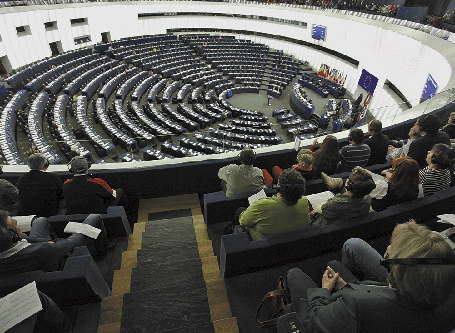 BBVA-OpenMind-La sociedad civil y la ampliacion de la EU-Nieves Perez-Solorzano Borragán-Un grupo de visitantes observa una sesión plenaria del Parlamento Europeo.