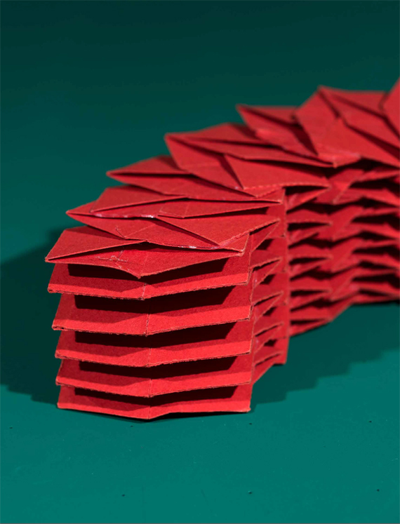 BBVA, OpenMind, La robótica, los materiales inteligentes y su impacto futuro para la humanidad, Rossiter, El origami podría dar una vuelta de tuerca a la ingeniería estructural, con aplicaciones que van desde el transporte y la construcción hasta el espacio exterior. Esta estructura de origami está compuesta de 12 tubos interconectados que, una vez plegados, pueden transportarse con facilidad