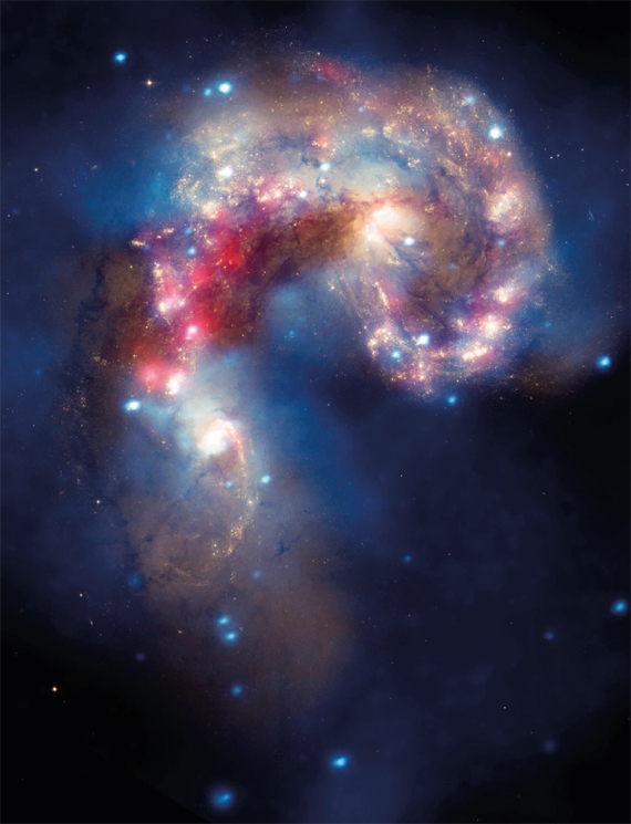 BBVA, OpenMind. Viajes interestelares y poshumanos. Rees. Las galaxias Antennae, situadas a alrededor de 62 millones de años luz de la Tierra, deben su nombre a los largos brazos en forma de antenas que se aprecian en los planos generales