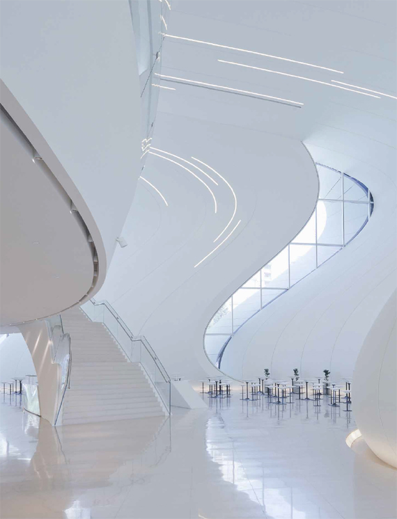BBVA, OpenMind. Cuando los robots gobiernen la Tierra: el legado humano. Hanson.Zaha Hadid Architects, Interior del Heydar Aliyev Centre (2013), Baku, Azerbaiyán