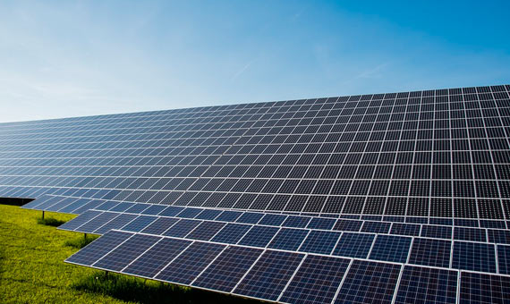 Elon Musk combina la energÃ­a solar con las baterÃ­as recargables. CrÃ©dito: Blickpixel/Pixabay