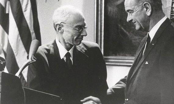Oppenheimer, a la izquierda, recibe el premio Enrico Fermi. Crédito: Departamento de Energía de EE UU