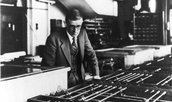 Vannevar Bush con el analizador diferencial, un ordenador analógico mecánico. Crédito: MIT Museum