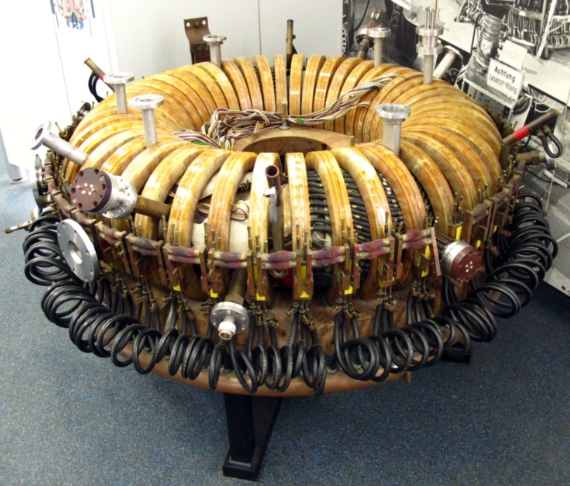 En el stellarator, que funciona también por confinamiento magnético, el plasma se controla mediante bobinas externas. Crédito: Wikimedia Commons