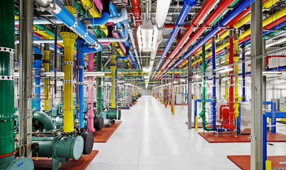 Miles de metros de tuberías recorren los centros de datos de Google, algunos encargados de la refrigeración. Crédito: Google