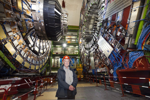 Peter Higgs, delante del detector CMS del Gran Colisionador de Hadrones. Crédito: Maximilien Brice/CERN.