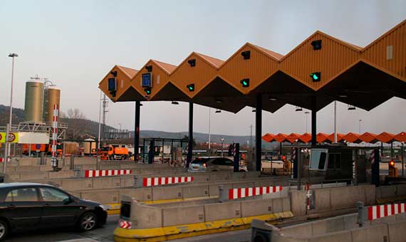 With traditional tolls it is mandatory to stop and pay for driven path. Credit: Jose Gonzalvo Vivas 