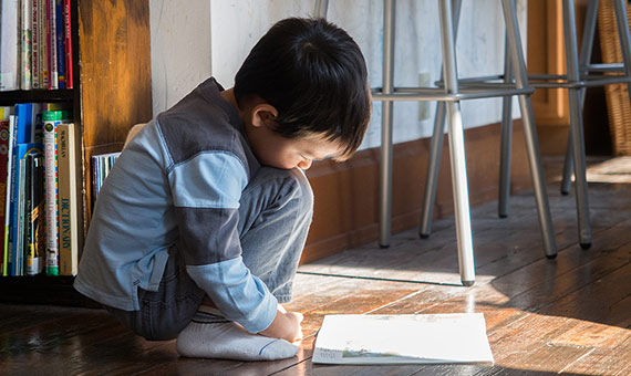Según un estudio, la capacidad matemática y lectora en la infancia se relaciona con el estatus socioeconómico varias décadas después. Crédito: Eugene Kim