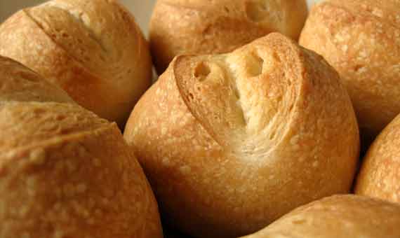 En el pan abunda el almidón, una macromolécula presente en los hidratos de carbono. Crédito: Herman Saksono.