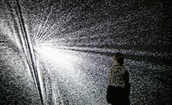 BBVA-OpenMind-Libro 2018-Perplejidad-Kallinikos-Ryoji-Ikeda-Visitors look at installation Ryoji Ikeda (below) at the Big Bang Data exhibition at Somerset House on December 2, 2015 in London, England. The exhibition showcases the data explosion that's radically transforming our lives.