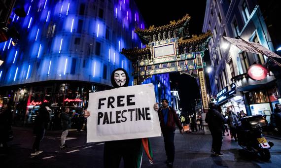 BBVA-OpenMind-Libro 2018-Perplejidad-Springer-Free-Palestina-Un manifestante enmascarado posa para la foto ante una línea policial en noviembre de 2016 en Londres. La protesta se desarrolló en diversas ciudades del mundo.