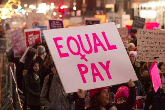A demonstrator holds a sign on Fifth Avenue during the Women’s March on January 21, 2017, New York. BBVA-OpenMind-Libro 2018-Perplejidad-Srnicek-Hester-igualdad