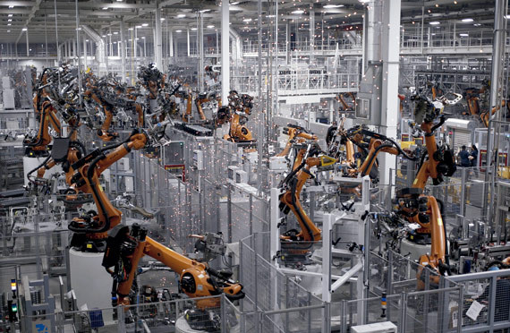 Robots soldando componentes para vehículos en la planta de ensamblaje de Bayerische Motoren Werke AG (BMW) en Greer, Carolina del Sur, mayo de 2018