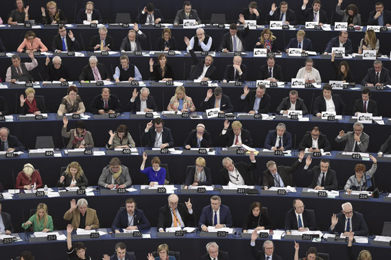 Miembros del Parlamento Europeo durante una votación de la Eurocámara en la sede de Estrasburgo, Francia, marzo de 2018