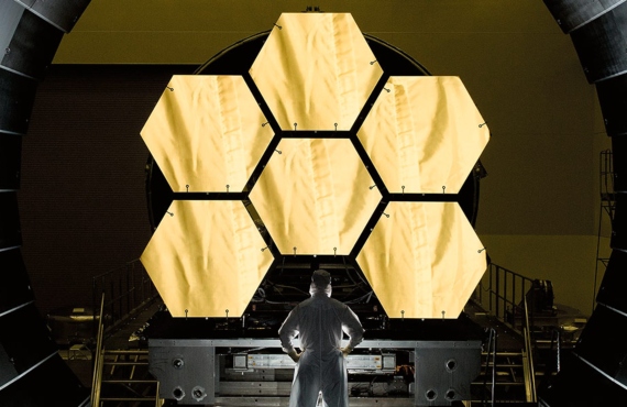 BBVA-OpenMind-ilustración-Martin-Rees-La-ultima-decada-futuro-de-la-cosmologia-y-astrofisica-1-El ingeniero de la NASA Ernie Wright supervisa la instalación de los seis primeros espejos primarios segmentados del telescopio espacial James Webb para empezar la última ronda de pruebas criogénicas en el Centro Marshall de Vuelos Espaciales de la NASA