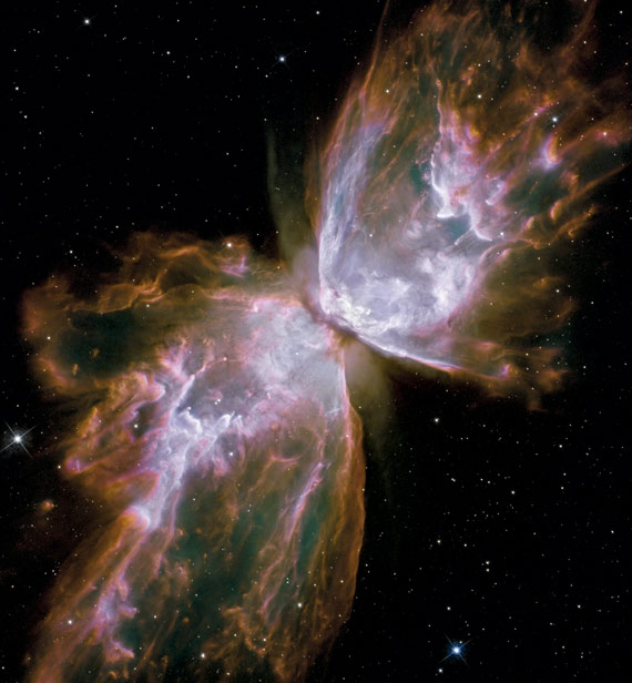 Este objeto celestial parece una delicada mariposa, pero nada más lejos. Lo que serían las alas de la mariposa son chorros de gas calentado a una temperatura que supera los 200.000 ºC. El gas atraviesa el espacio a alrededor de un millón de km/h, lo bastante rápido para viajar de la Tierra a la Luna en 24 minutos. Esta imagen fue tomada por la Gran angular 3 (WFC3 en inglés), una nueva cámara instalada por la NASA en el telescopio espacial Hubble, en mayo de 2009