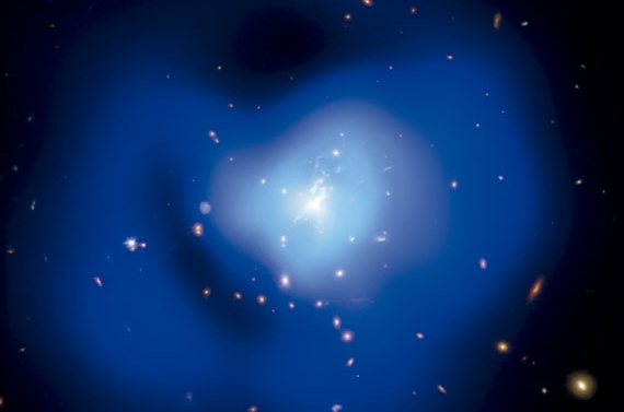 BBVA-OpenMind-ilustración-Martin-Rees-La-ultima-decada-futuro-de-la-cosmologia-y-astrofisica-Observations of the Phoenix Cluster located some 5,700 million light-years from Earth were made with NASA´s Chandra X-ray Observatory, the National Science Foundation´s South Pole Telescope, and eight other world-class observatories. 