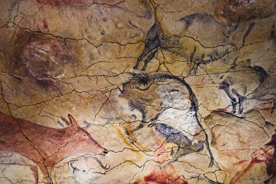 BBVA-OpenMind-ilustración-Martinon-torres-antropología_que-hemos-aprendido-en-la-ultima-decada_Painting at the Altamira Cave, in Cantabria, Spain, which dates from the Upper Paleolithic.