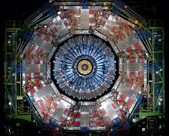 BBVA-OpenMind-ilustración-SANCHEZ-RON-Cuando-el-pasado-se-hace-futuro_la-fisica-siglo-xxi-A cross section of CERN´s Compact Muon Solenoid detector (CMS) 