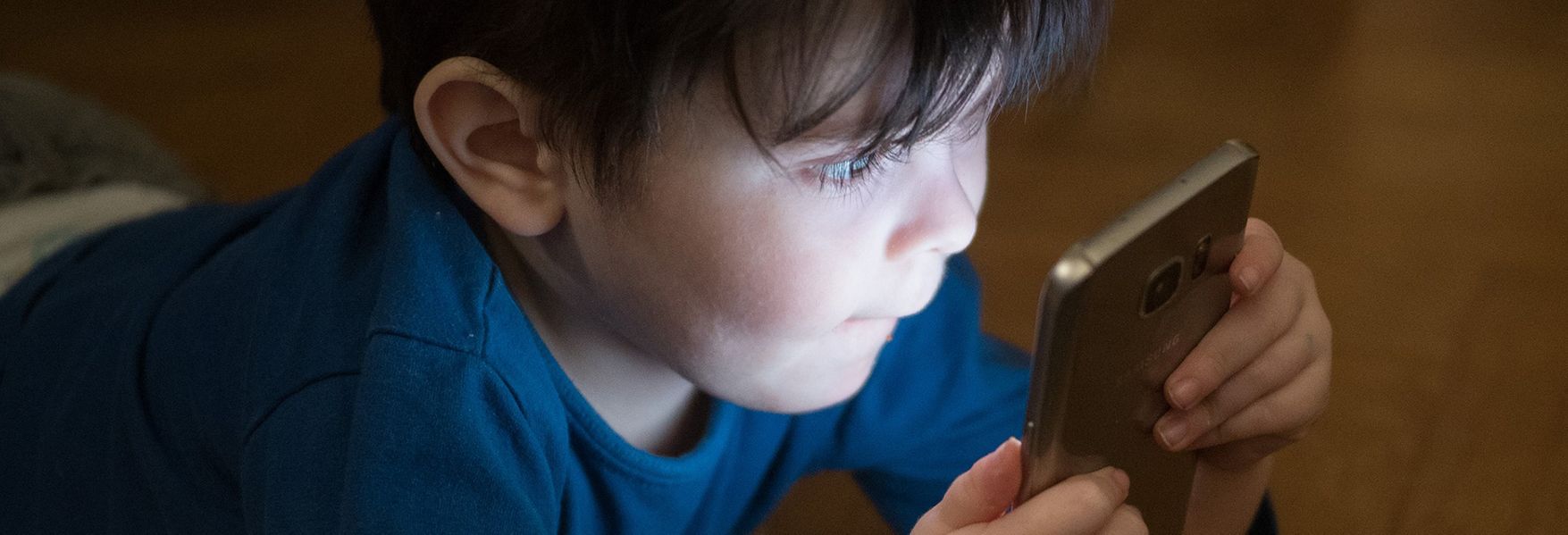 Niños invierten hasta cinco horas al día en dispositivos móviles