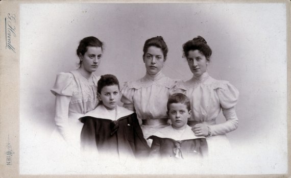 The children of Karl Wittgenstein; f.l.t.r.:<br />  Helene, married Salzer (1879–1956), Paul (1887–1961), Hermine (1874–1950), Ludwig (1889–1951) and Margaret, married Stonborough (1882–1958).