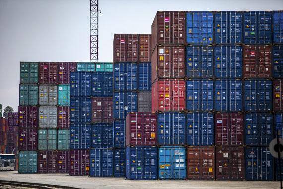 BBVA-OpenMind-Phillipe-Aghion-celine-antonin-simon-bunel-efectos-IA-en-crecimiento-y-empleo-1-Containers con productos de exportación listos para ser enviados a Estados Unidos desde el complejo aduanero de Pantaco, Ciudad de México