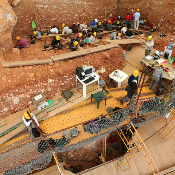 BBVA-OpenMind-Materia-La genética nos acerca al misterio del hombre de Atapuerca 4-Excavaciones en el yacimiento de Gran Dolina, en Atapuerca, durante el año 2008. Crédito: Mario Modesto Mata