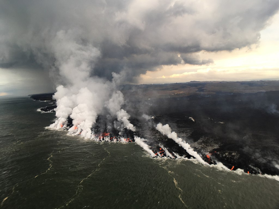 BBVA-OpenMind-Materia-lluvias y el cambio climático aumentar el riesgo de erupciones volcanicas 2-Lava derramándose al mar. Crédito: U.S. Geological Survey