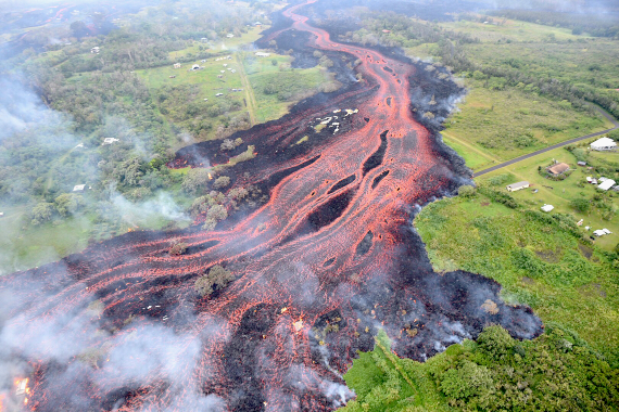 BBVA-OpenMind-Materia-lluvias y el cambio climático aumentar el riesgo de erupciones volcanicas 5-Vista desde un helicóptero de la zona del Rift Este del Volcán Kilauea, el 19 de mayo de 2018. Crédito: United States Geological Survey