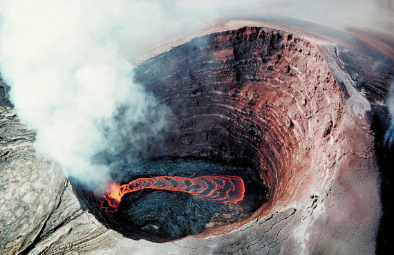 Vista aérea del lago de lava ubicado en el cráter del Puʻu ʻŌʻō. Crédito: J.D. Griggs / U.S. Geological Survey