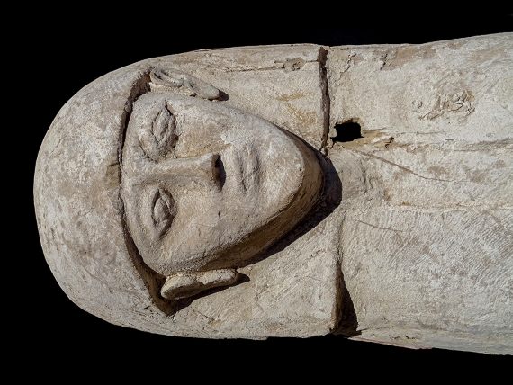 BBVA-OpenMind-Eugenia Angulo-nuevas técnicas de la Egiptología-Egipto 3-El ataúd de madera de la joven momificada. Crédito: Proyecto Djehuty