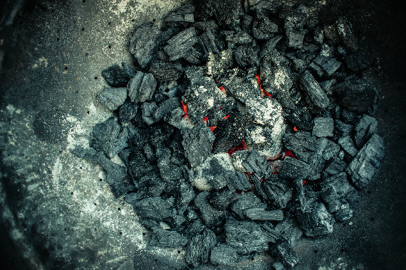 Las cocinas de combustibles sólidos como el carbón producen altos niveles de contaminación del aire del interior de muchos hogares. Imagen: SHOT (Unsplash).