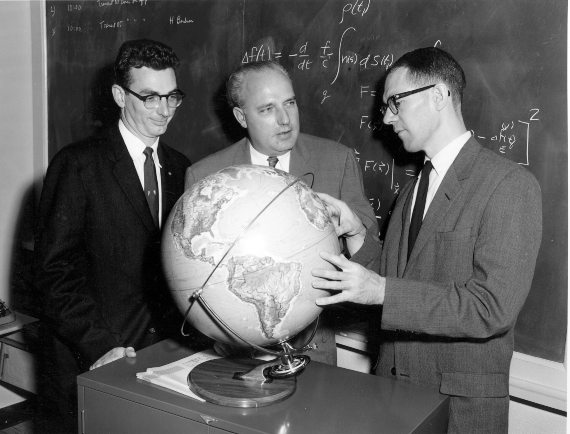 BBVA-OpenMind-Fuco-Así nació el GPS-1 Precursor GPS-William Guier, Frank T. McClure y George Weiffenbach, inventores del primer sistema de navegación por satélite. Crédito: Johns Hopkins University Applied Physics Laboratory