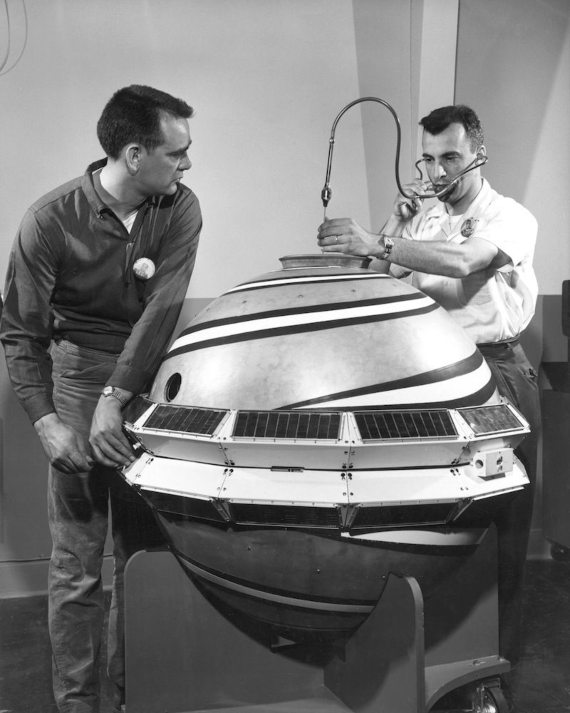 Inspección previa al lanzamiento del satélite TRANSIT en abril de 1960. Crédito: Laboratorio de Física Aplicada de la Universidad Johns Hopkins